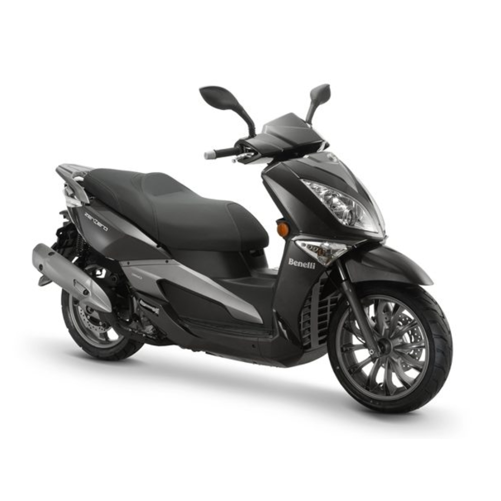 Scooter nero moderno su sfondo bianco