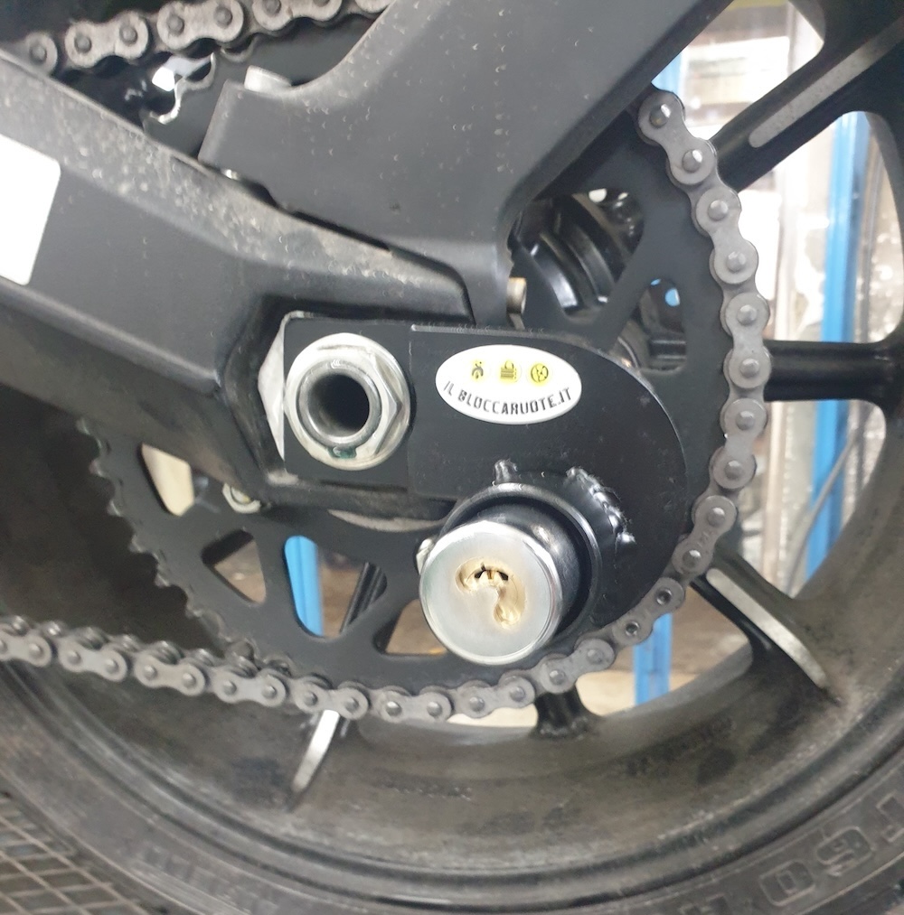 Bloccaruote su catena moto ducati scrambler.