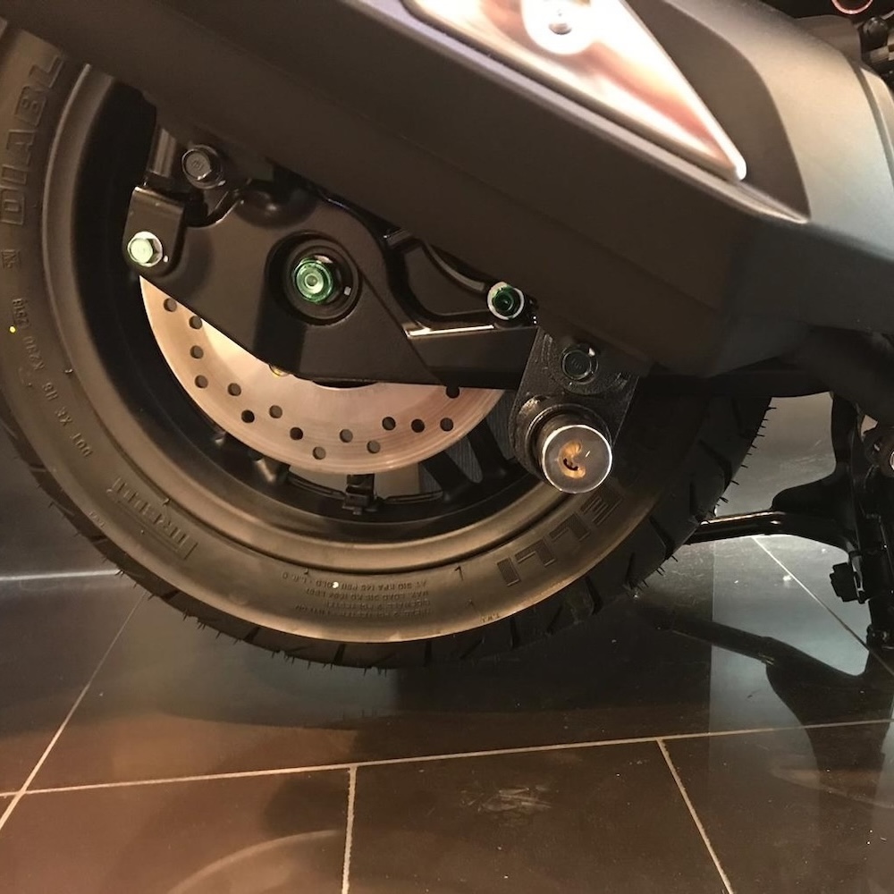 Ruota posteriore di scooter con freno a disco.