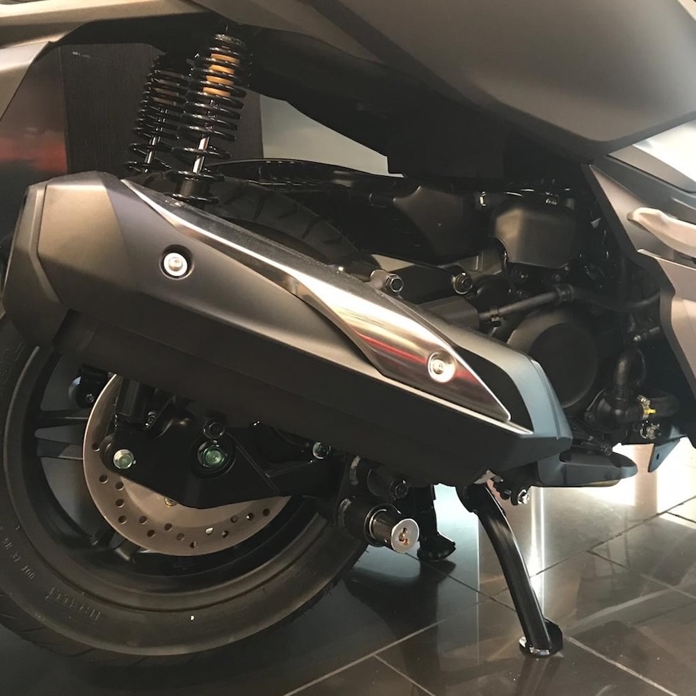 Dettaglio motore e ruota di uno scooter nero