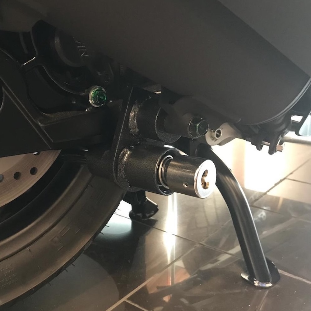 Cavalletto laterale moto su pavimento lucido