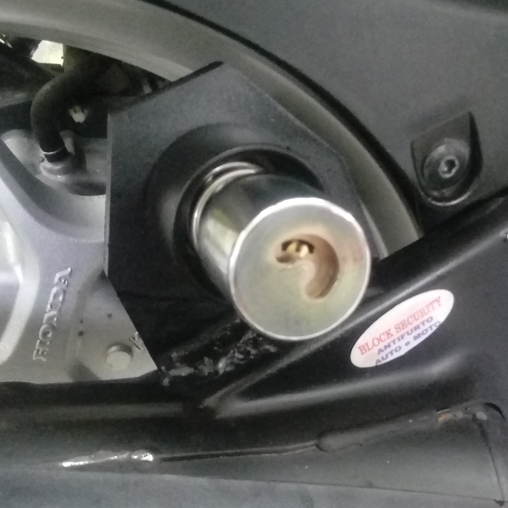 Lucchetto antifurto su una moto