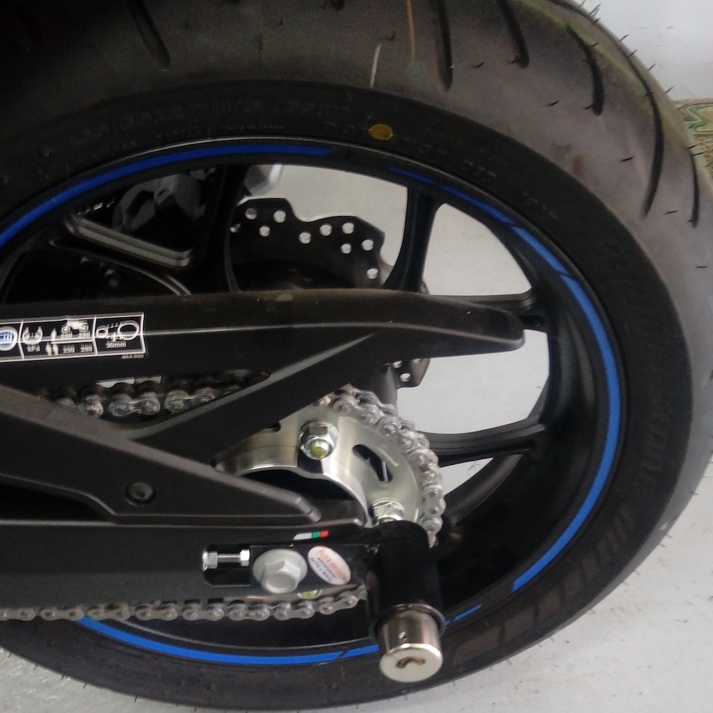 Ruota posteriore di una moto con catena