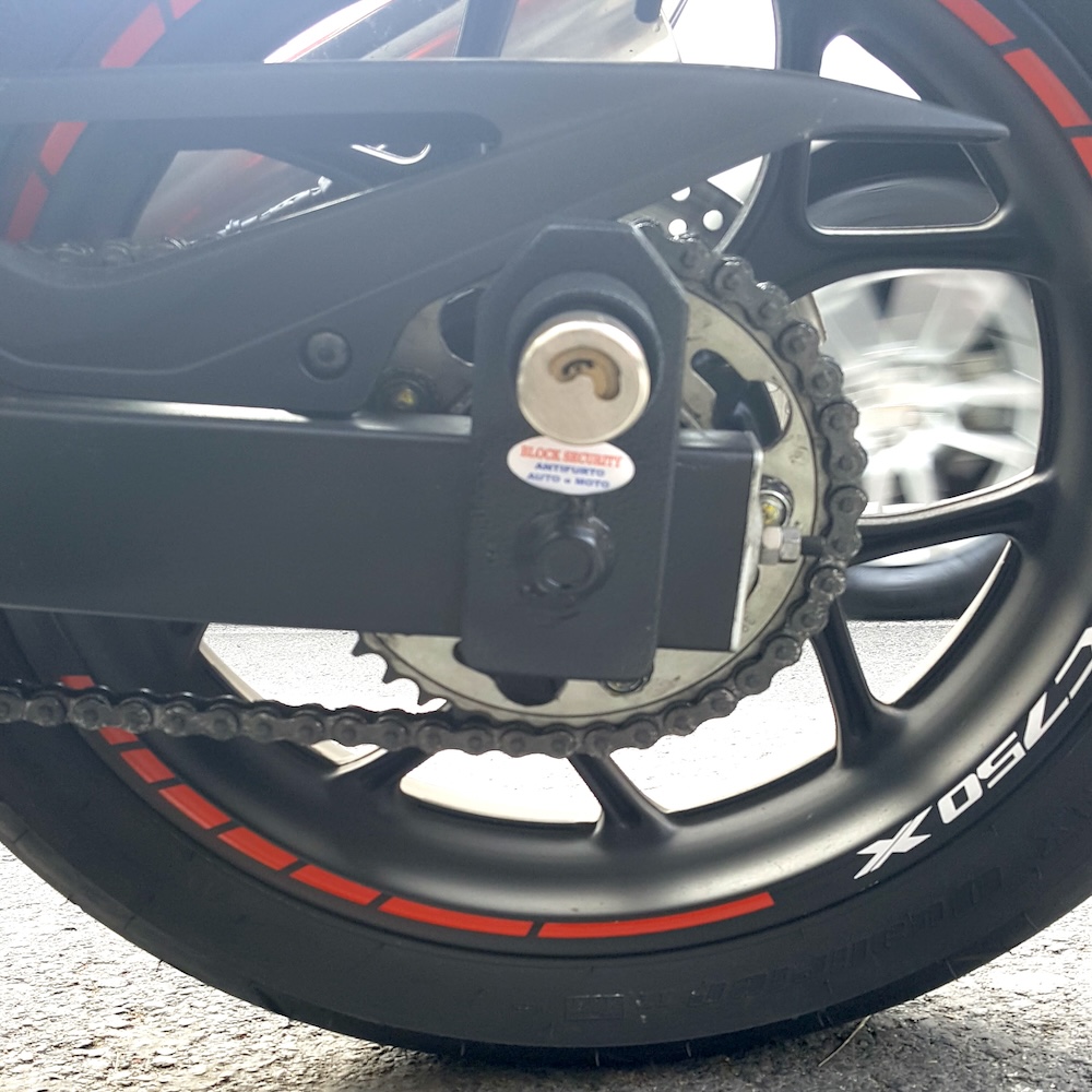 Blocca catena antifurto su ruota moto