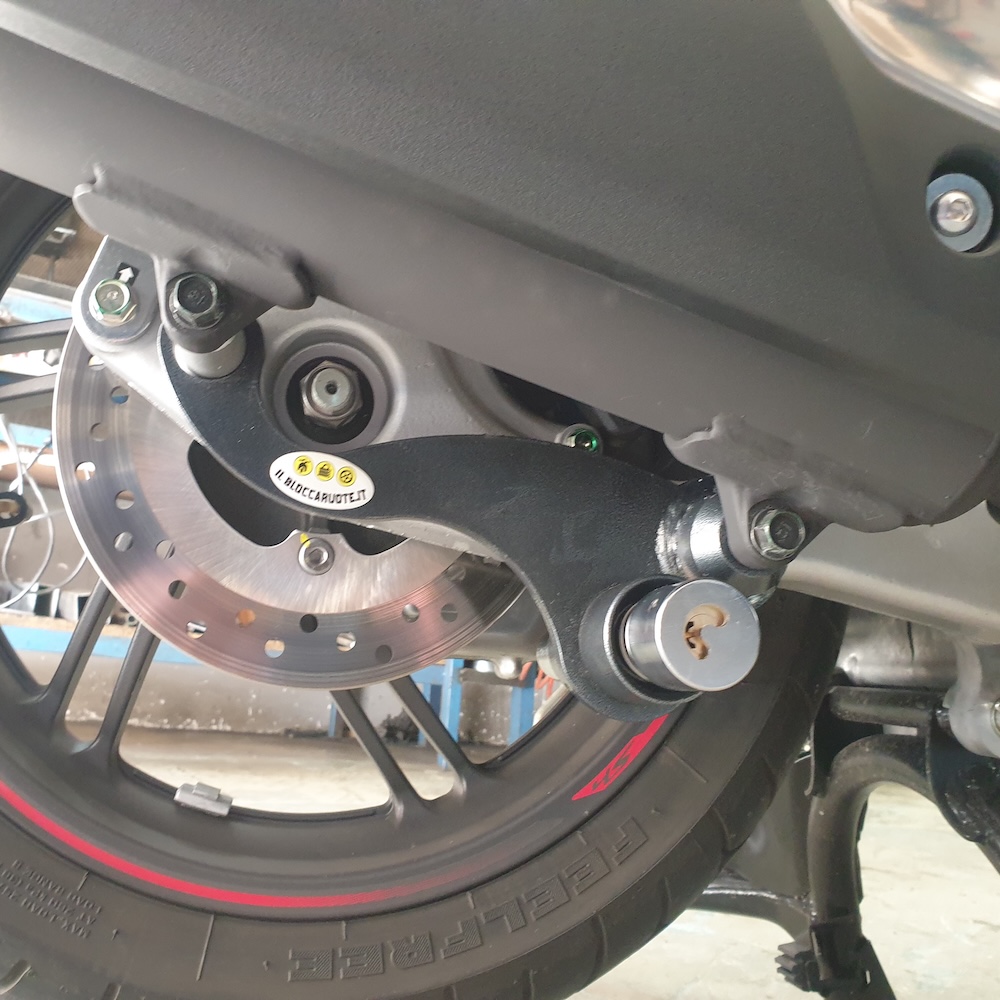 Disco freno di una motocicletta con bloccadisco