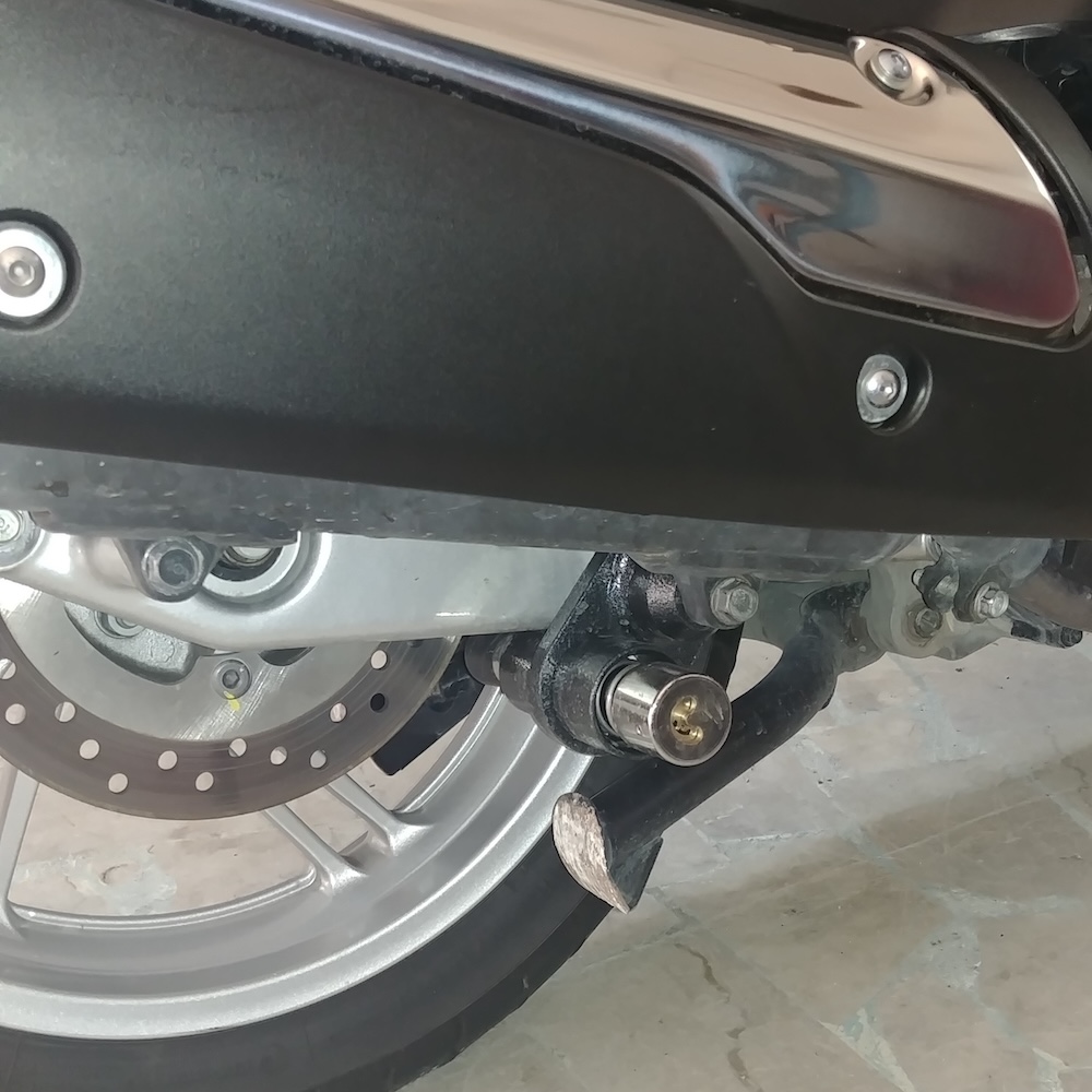 Dettaglio del freno posteriore di una moto.