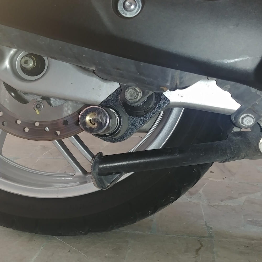 Dettaglio del disco freno moto e cavalletto laterale.