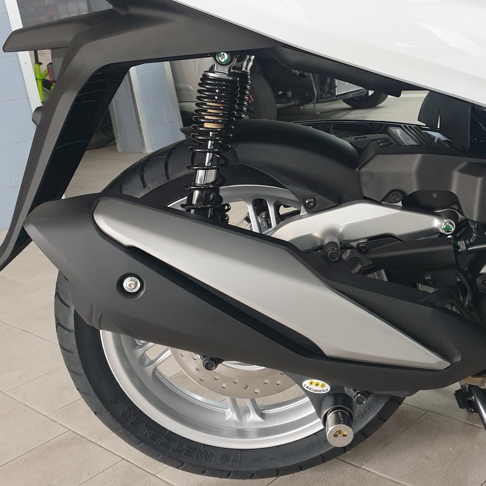 Fanale posteriore scooter su pavimento piastrellato