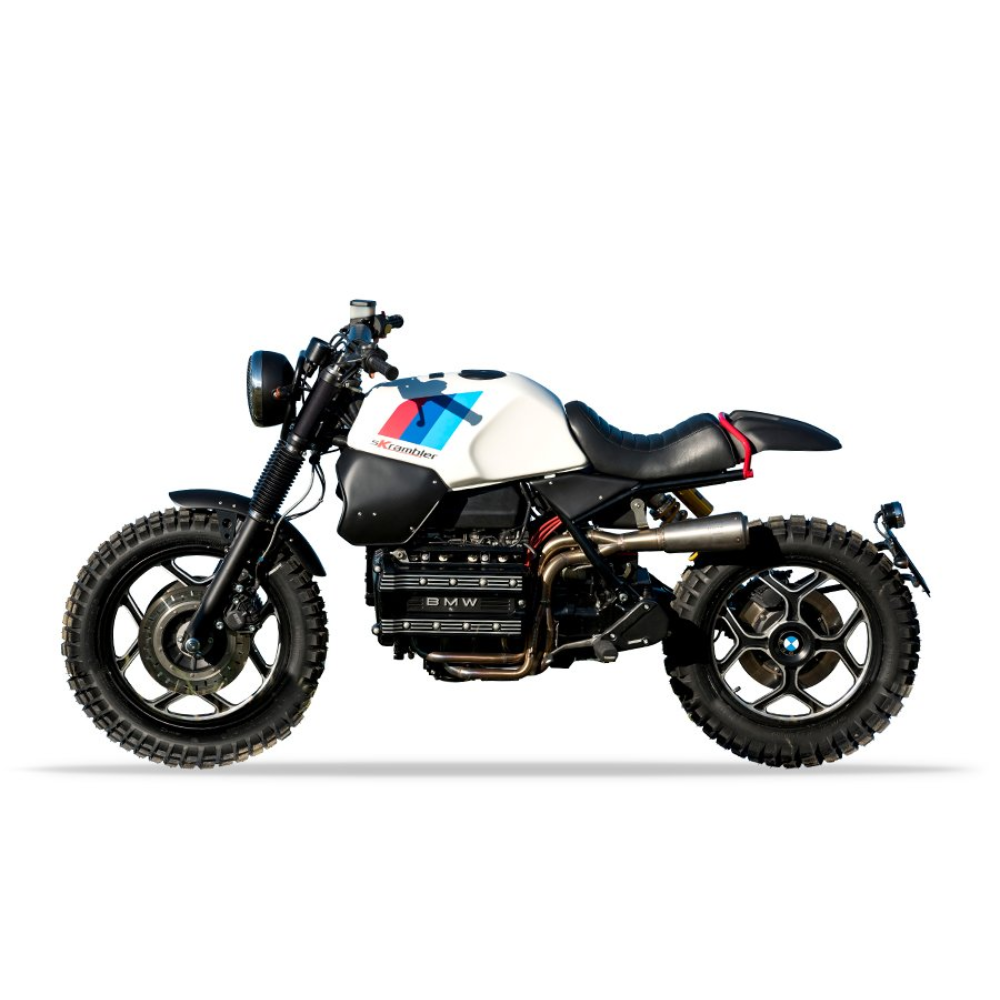 Moto bianca custom BMW con pneumatici robusti