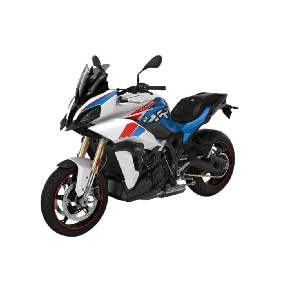 Moto sportiva rossa, bianca e blu su sfondo bianco.