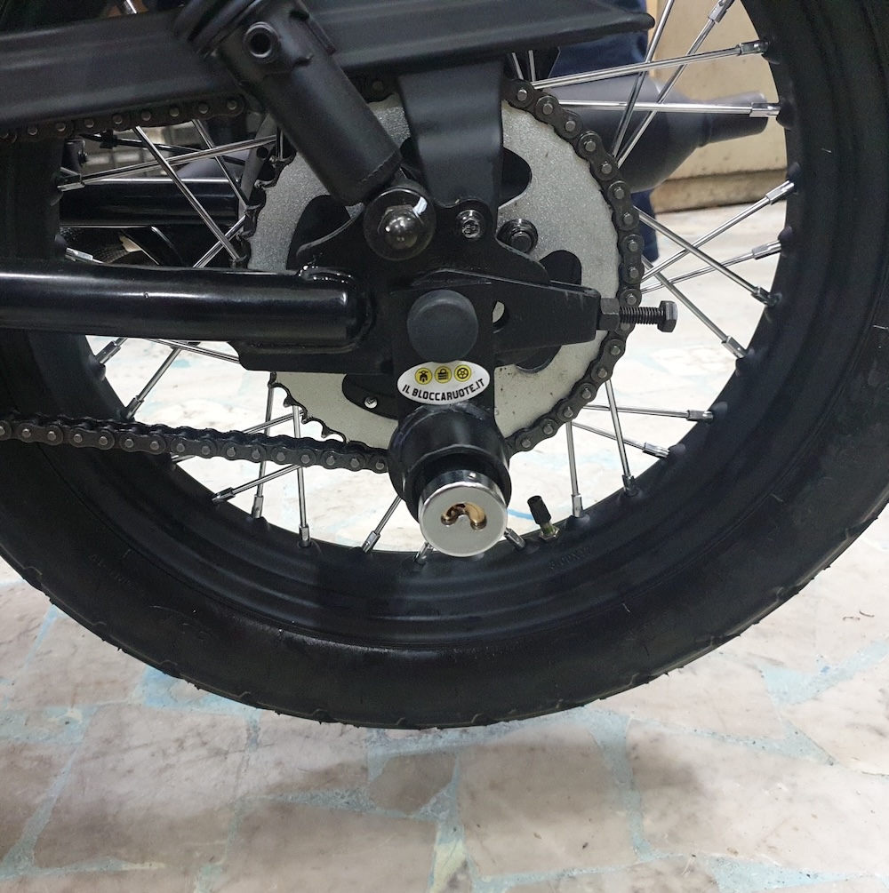 Bloccadisco su ruota posteriore di moto