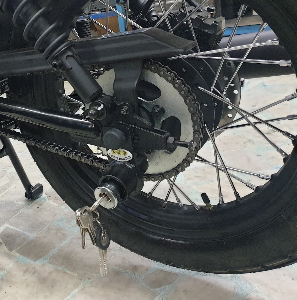 Catena e serratura ruota moto
