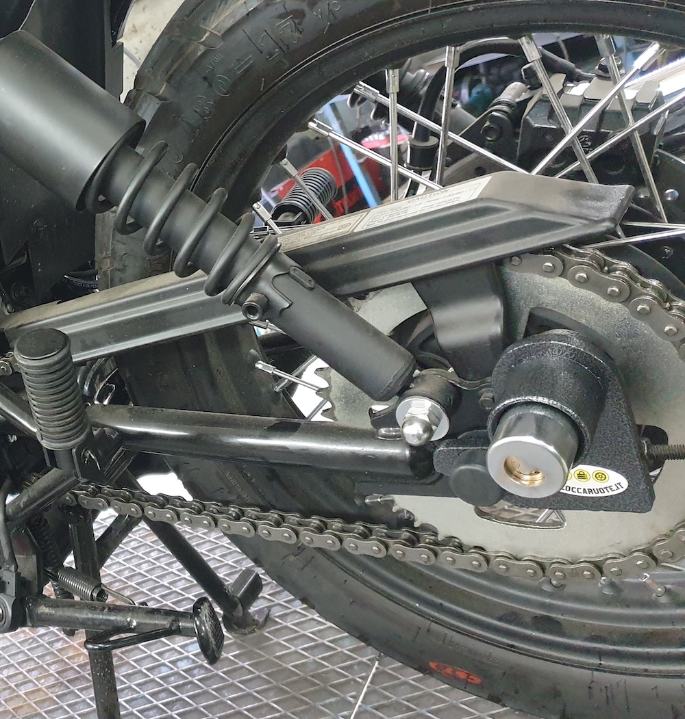 Motocicletta con catena e sospensione posteriore